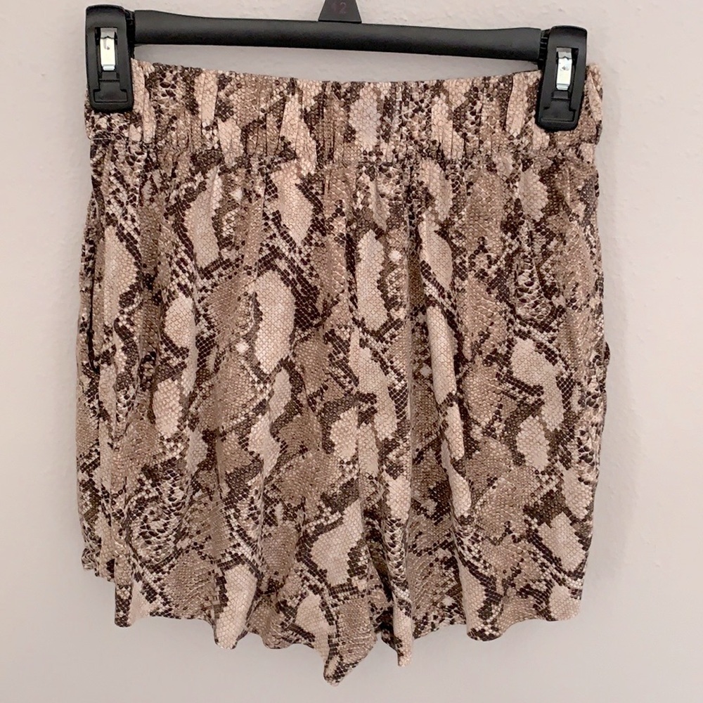 H&M Flowy Pleated Shorts in Python Print Size: 4 - Picture 2 of 8